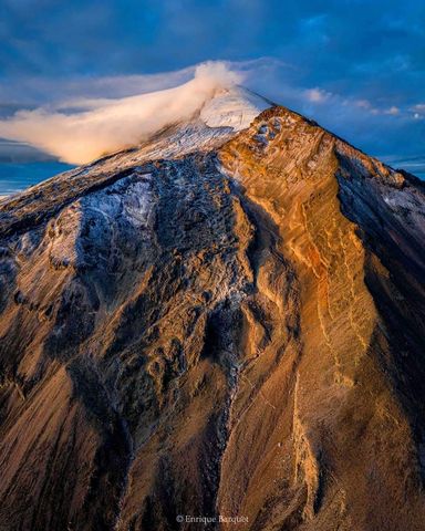 En mi última visita al Citlaltépetl quedé muy triste de ver las condiciones en las que se en el glaciar de Jamapa. Desde la mañana, cuando sube un poco la gélida temperatura de la noche anterior, se empiezan a formar numerosos riachuelos y cascadas, produ